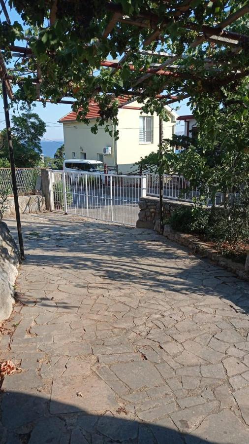 Apartments Happy Day Karlobag Bagian luar foto