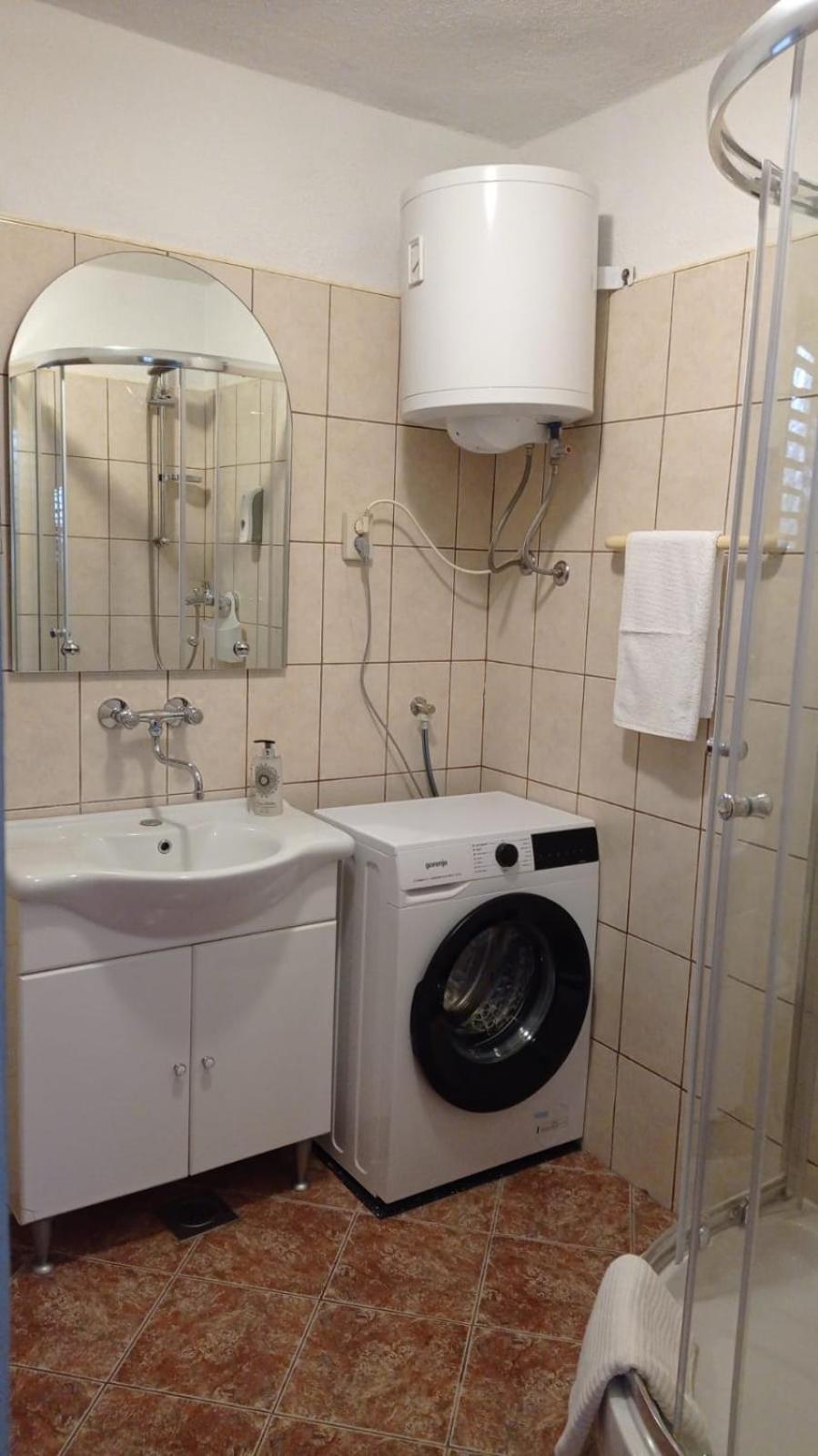 Apartments Happy Day Karlobag Bagian luar foto